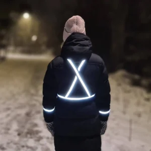 Bilde av LED refleksvest rundt en person med sort jakke. Dekorio i samarbeid med UndrumDesign i laging av nettside.